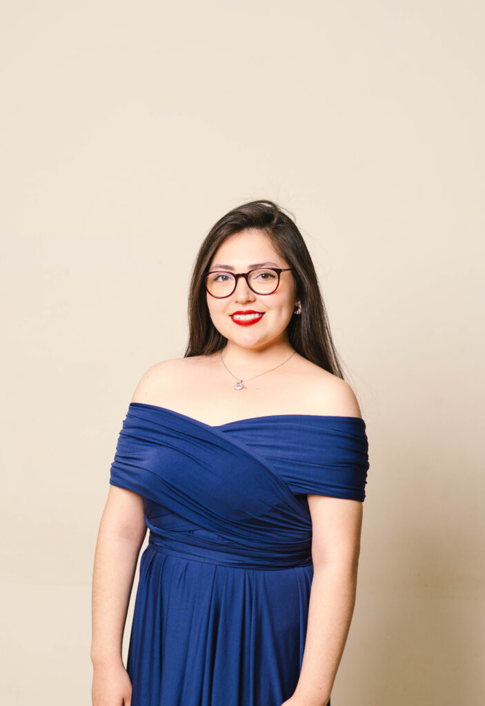 Marian Zamorano Soprano. Docente de canto. Servicio en ceremonias religiosas.